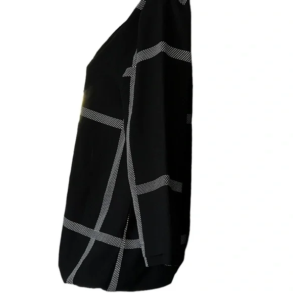 41 Hawthorne | Black and White Blouse | V-Neck and Pleated Front Detail - Picture 2 of 5